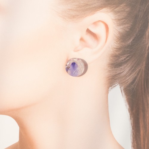 シルバーと藤色の組み合わせが大人な雰囲気のレジンピアス イヤリング ピアス Peili 通販 Creema クリーマ ハンドメイド 手作り クラフト作品の販売サイト